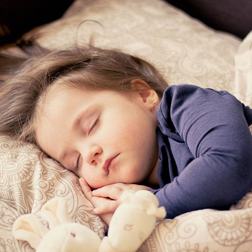  une maman avec son bébé pharmacie du Champ de Mars